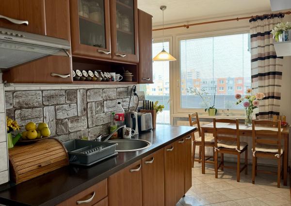 Predaj veľký 2 izbový byt, 2x balkón, Chrenová, zariadený