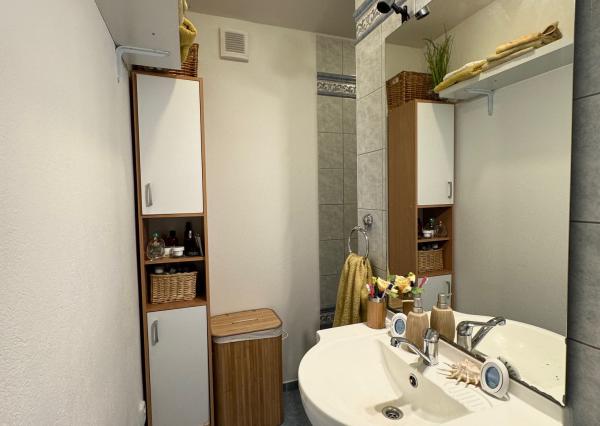 Predaj veľký 2 izbový byt, 2x balkón, Chrenová, zariadený