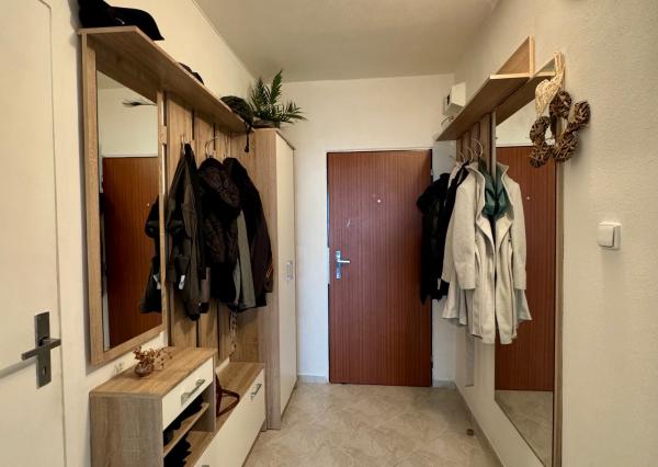 Predaj veľký 2 izbový byt, 2x balkón, Chrenová, zariadený