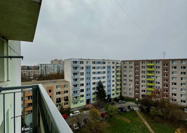 Predaj veľký 2 izbový byt, 2x balkón, Chrenová, zariadený