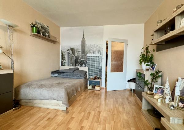 Predaj veľký 2 izbový byt, 2x balkón, Chrenová, zariadený