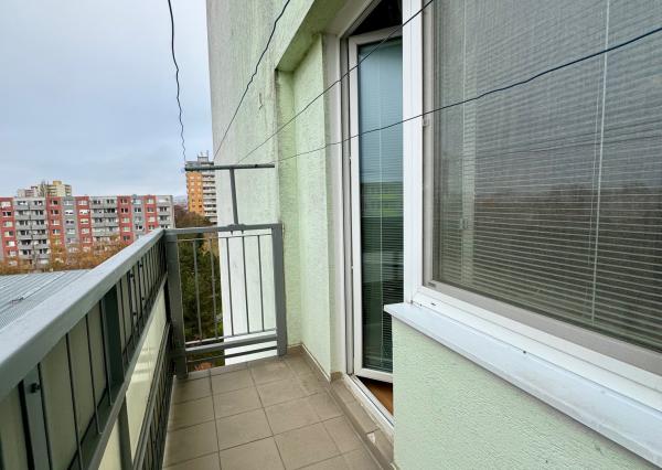 Predaj veľký 2 izbový byt, 2x balkón, Chrenová, zariadený
