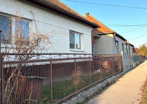 Predaj 3 izbový RD Komjatice, pozemok 13,7á EXKLUZÍVNE!