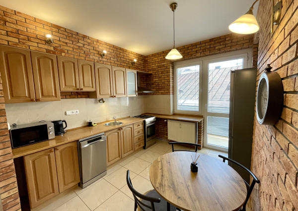 Prenájom veľký 2.izbový byt, tehla, 2x balkón, výhľad na hrad Nitra