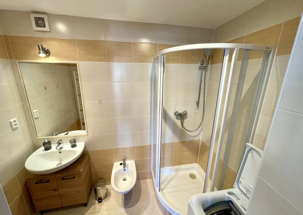 Prenájom veľký 2.izbový byt, tehla, 2x balkón, výhľad na hrad Nitra