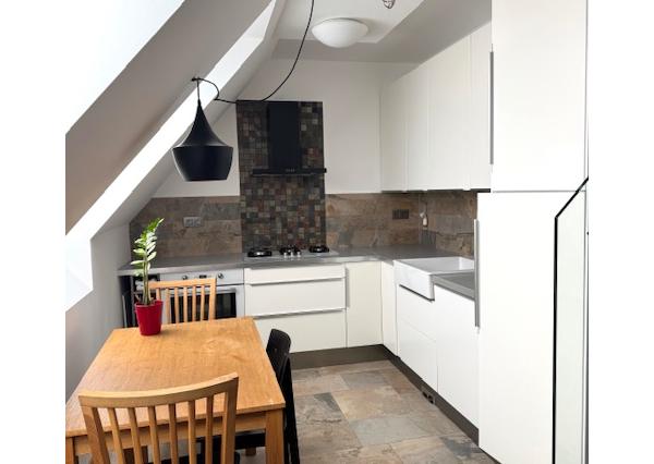 Prenájom 3 izbový mezonetový byt, zariadený, balkón, centrum, parkovanie vo dvore