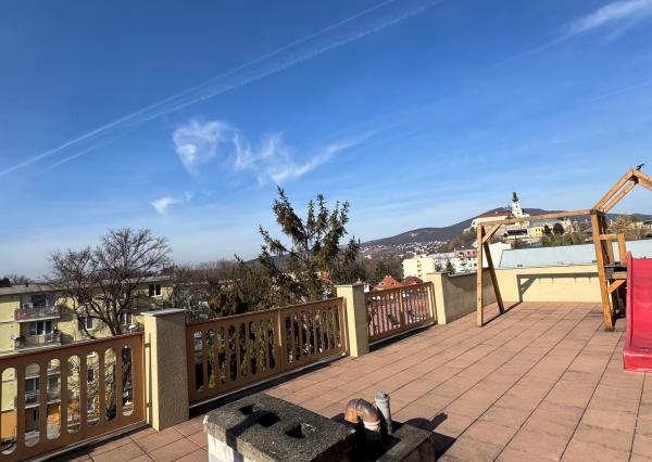 Prenájom 2,5 izbový byt, terasa, vyhradené parkovanie, centrum