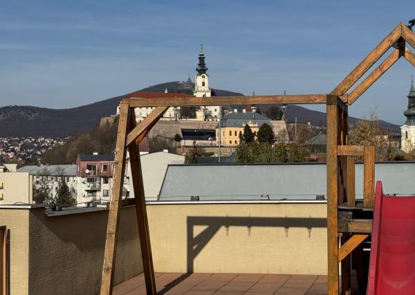 Prenájom 2,5 izbový byt, terasa, vyhradené parkovanie, centrum