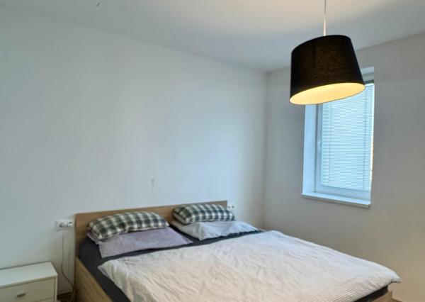 Prenájom 2 izbový byt, veľký balkón, novostavba, garážové státie