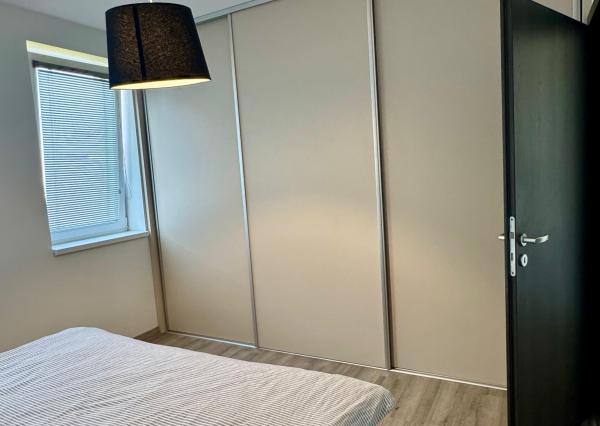 Prenájom 2 izbový byt, veľký balkón, novostavba, garážové státie