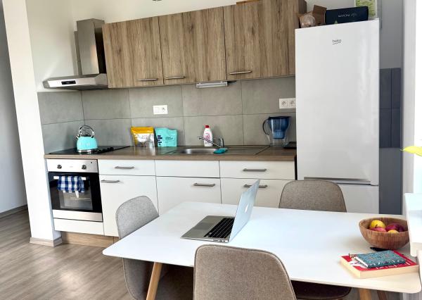 Prenájom 2 izbový byt, veľký balkón, novostavba, garážové státie