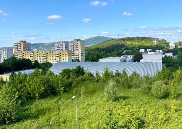 Prenájom 2 izbový byt, veľký balkón, novostavba, garážové státie