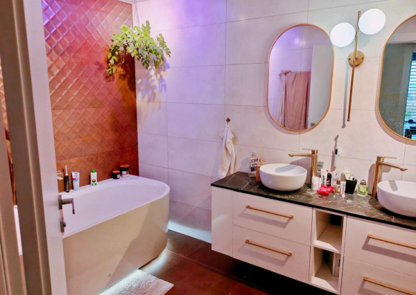 Prenájom 4 izbový luxusný byt, novostavba ORBIS, 2x garážové státie