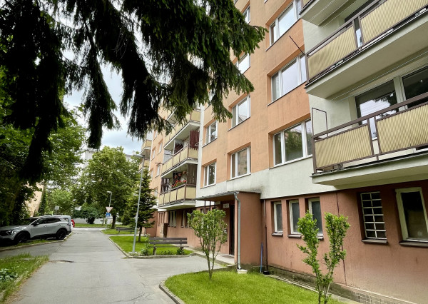 Predaj veľký 2.izbový byt, balkón, Sliač