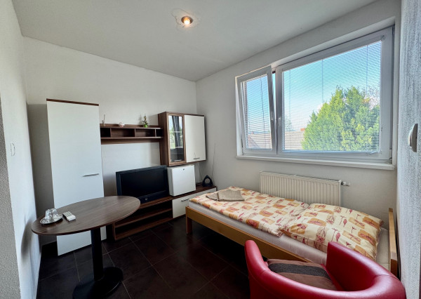 Predaj zabehnutá reštaurácia a penzión, Veľký Lapáš, 19á pozemok