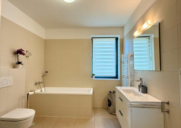 Prenájom 2 izbový byt, terasa, novostavba, 2x parkovacie miesto