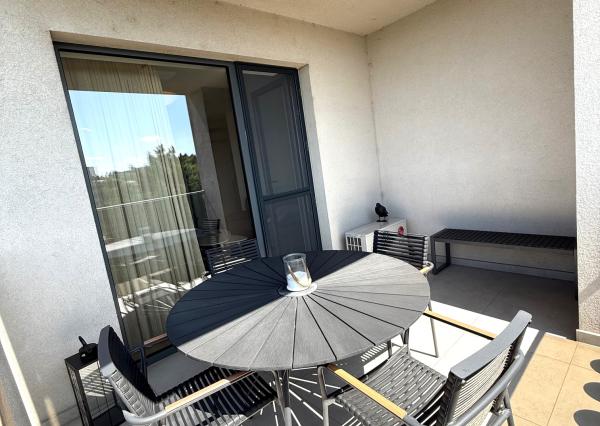 Prenájom 2 izbový byt, terasa, novostavba, 2x parkovacie miesto