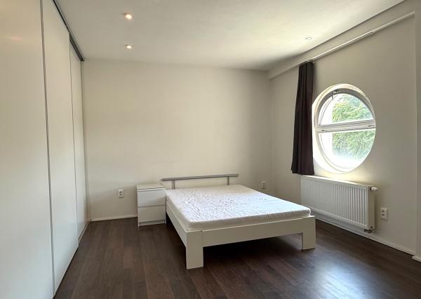 Prenájom 3 izbový byt, 2x parkovacie miesto, pozemok, Staré Mesto