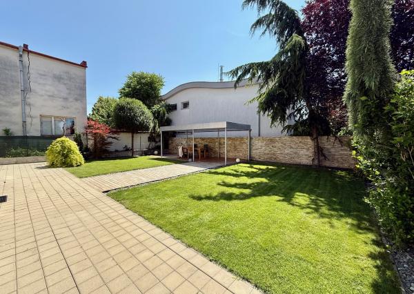 Prenájom 3 izbový byt, 2x parkovacie miesto, pozemok, Staré Mesto