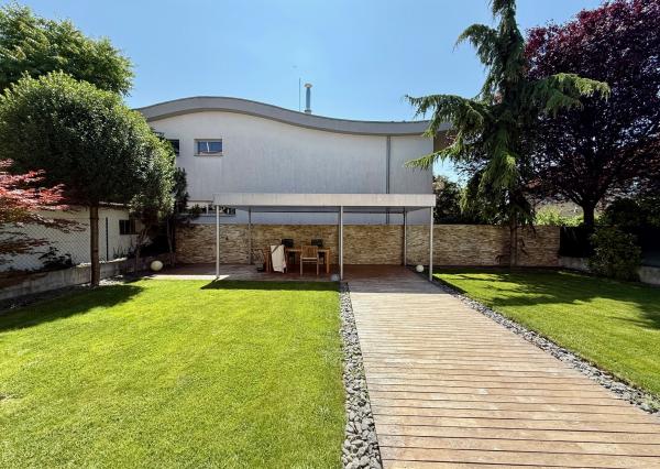 Prenájom 3 izbový byt, 2x parkovacie miesto, pozemok, Staré Mesto