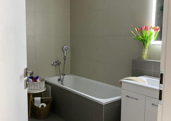 Prenájom veľký 2 izbový byt, novostavba, veľká loggia