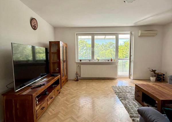 Prenájom pekný 3 izbový byt, balkón, parkovanie vo dvore