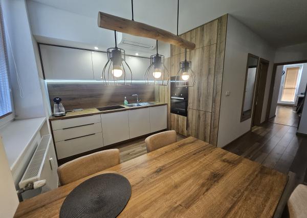 Prenájom krásny 2 izb.byt, balkón,centrum mesta,park. miesto
