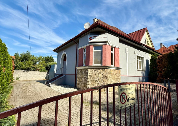 Prenájom rodinný dom, kancelárske priestory, Zobor, parkovanie