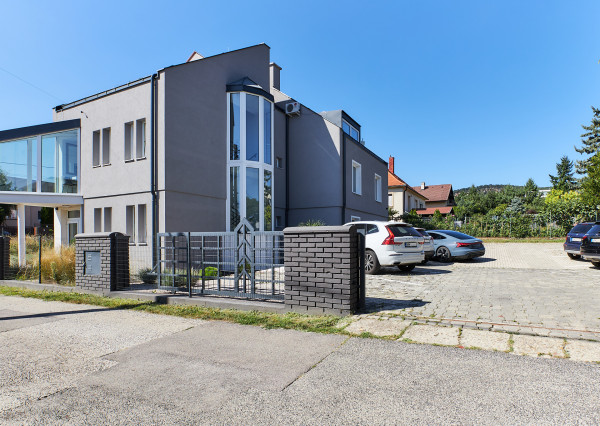 Prenájom reprezentatívne kancelárske priestory, Zobor, 6x parkovacie miesto