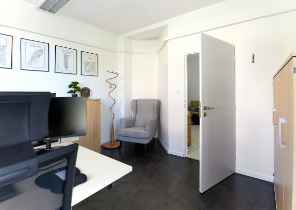 Prenájom reprezentatívne kancelárske priestory, Zobor, 6x parkovacie miesto