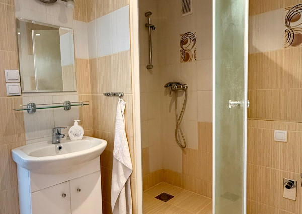 Predaj veľký 2 izbový byt, čiastočná rek., šatník, Chrenová