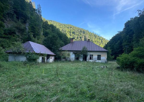 Predaj pozemok 40á, usadlosť pod Donovalmi so starým RD