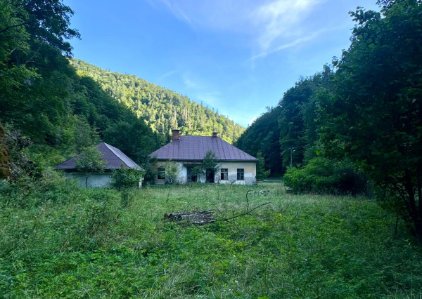 Predaj pozemok 40á, usadlosť pod Donovalmi so starým RD