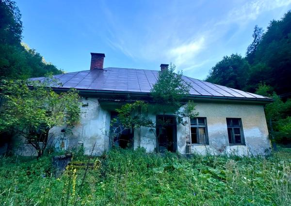 Predaj pozemok 40á, usadlosť pod Donovalmi so starým RD