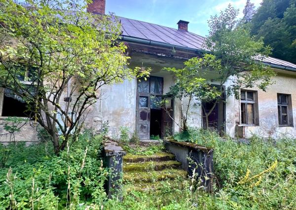 Predaj pozemok 40á, usadlosť pod Donovalmi so starým RD