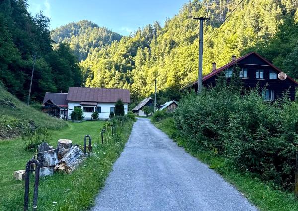 Predaj pozemok 40á, usadlosť pod Donovalmi so starým RD