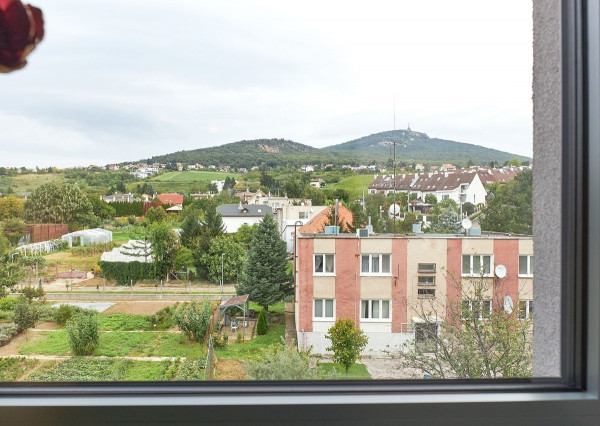 Prenájom veľký 2 izbový byt, terasa, garážové státie, Zobor