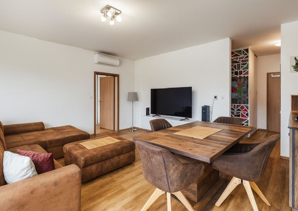 Prenájom veľký 2 izbový byt, terasa, garážové státie, Zobor