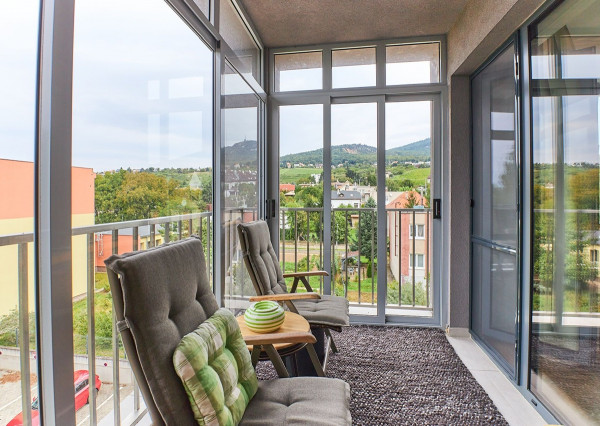 Prenájom veľký 2 izbový byt, terasa, garážové státie, Zobor