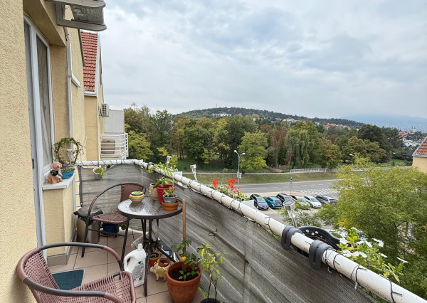 Prenájom 2 izbový byt, veľký balkón, zariadený