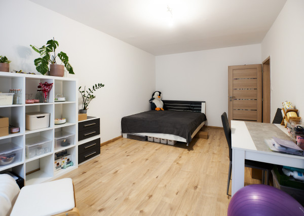 Predaj veľký 3 izbový byt, kompletná rek., balkón, 85m2