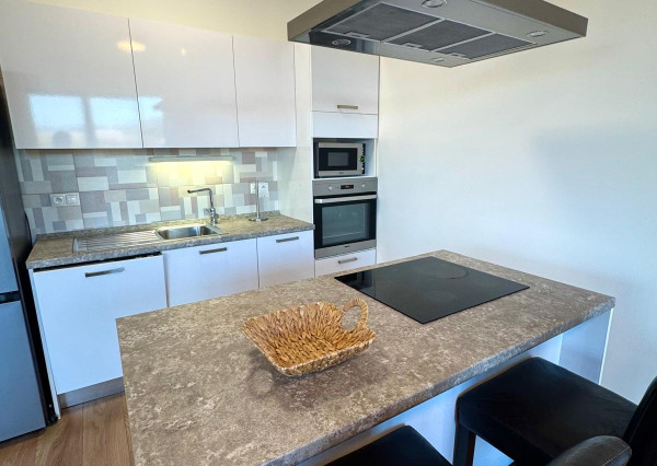 Prenájom 4izbový byt, terasa, dve parkovacie miesta, zariadený