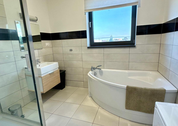 Prenájom 4izbový byt, terasa, dve parkovacie miesta, zariadený