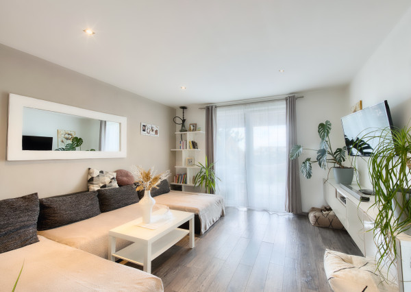 Predaj 4 izbový moderný rodinný dom, garáž, zariadený