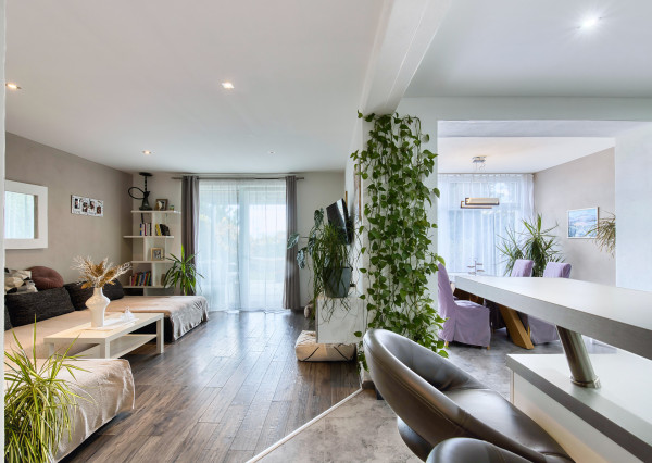 Predaj 4 izbový moderný rodinný dom, garáž, zariadený