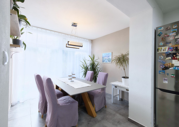 Predaj 4 izbový moderný rodinný dom, garáž, zariadený