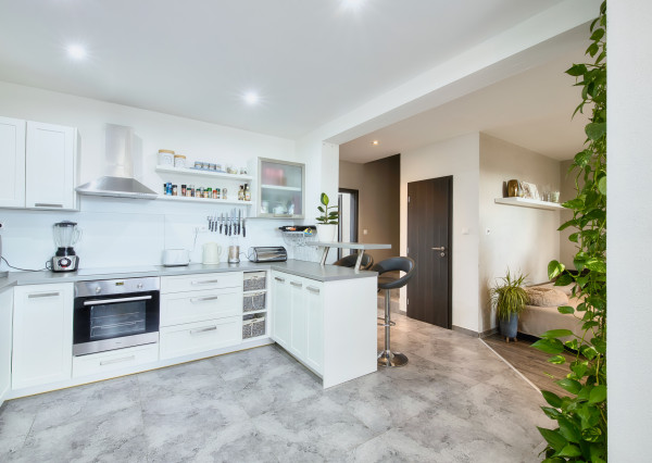 Predaj 4 izbový moderný rodinný dom, garáž, zariadený