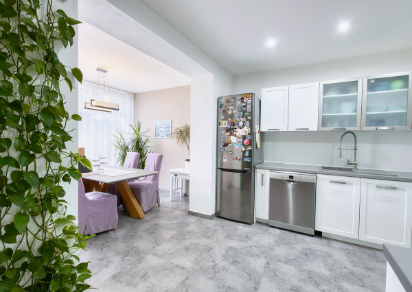 Predaj 4 izbový moderný rodinný dom, garáž, zariadený