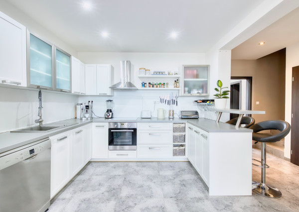 Predaj 4 izbový moderný rodinný dom, garáž, zariadený