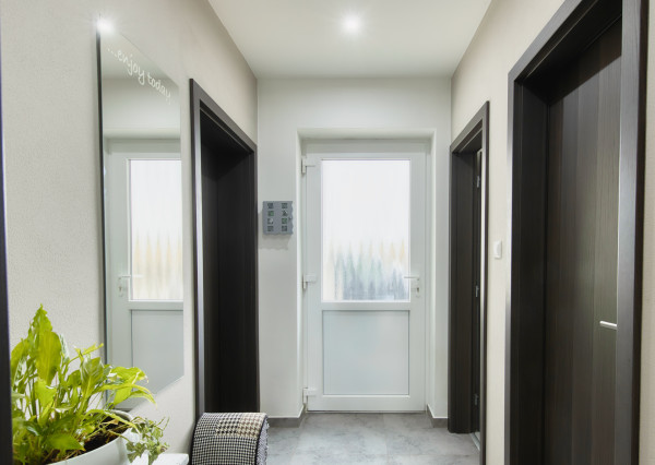 Predaj 4 izbový moderný rodinný dom, garáž, zariadený